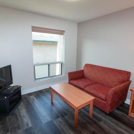 Borden Inn And Suites Angus Екстериор снимка