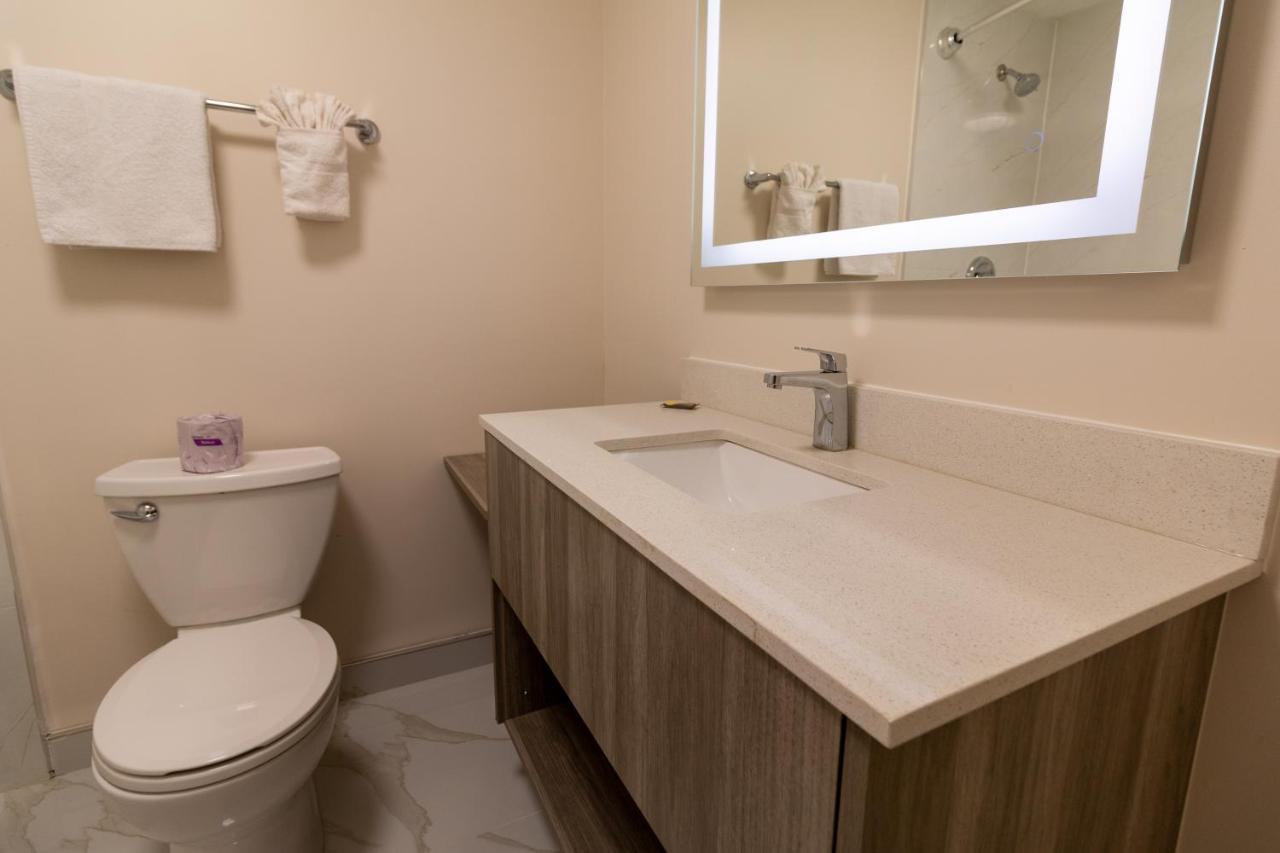 Borden Inn And Suites Angus Екстериор снимка