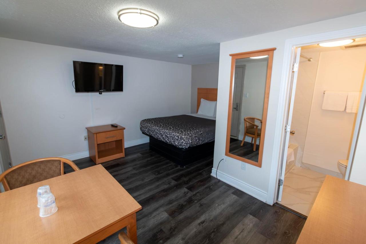 Borden Inn And Suites Angus Екстериор снимка