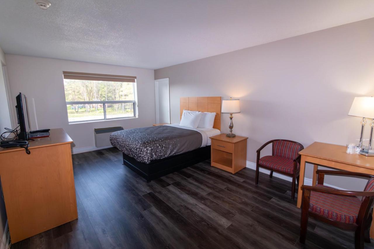 Borden Inn And Suites Angus Екстериор снимка