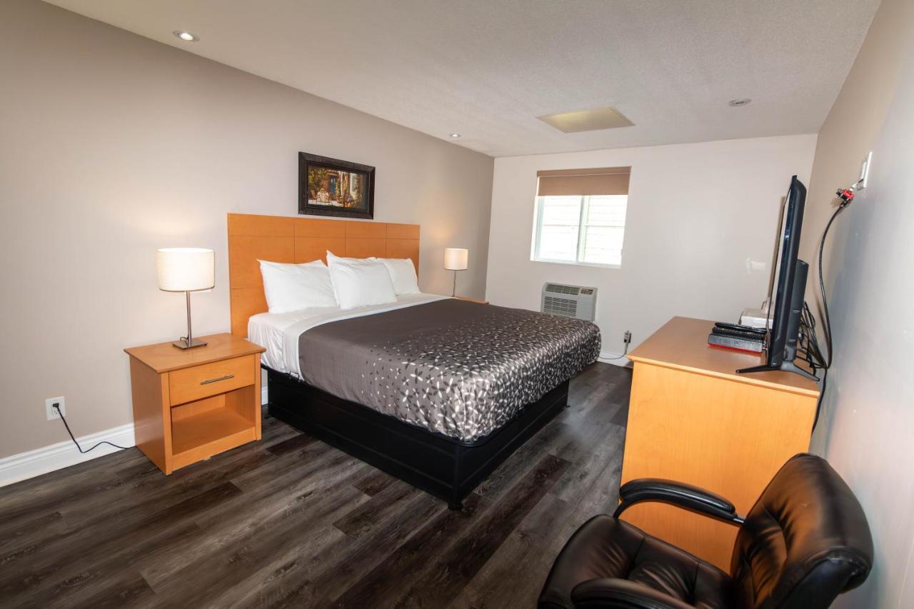 Borden Inn And Suites Angus Екстериор снимка