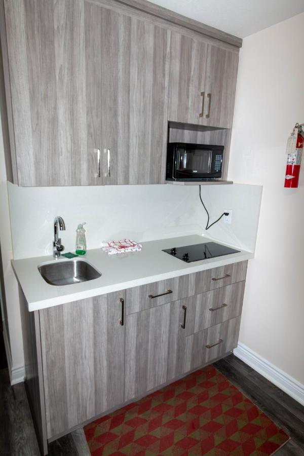 Borden Inn And Suites Angus Екстериор снимка