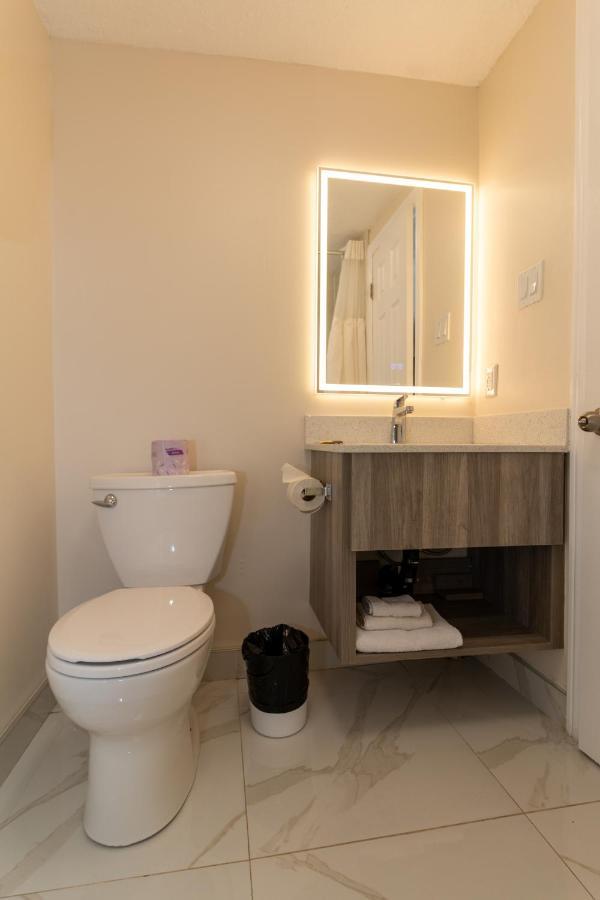 Borden Inn And Suites Angus Екстериор снимка