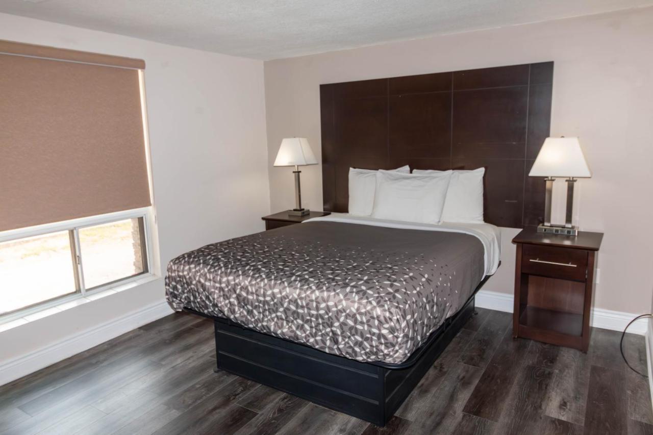 Borden Inn And Suites Angus Екстериор снимка