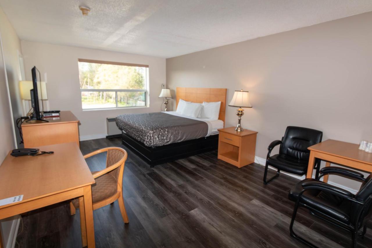 Borden Inn And Suites Angus Екстериор снимка