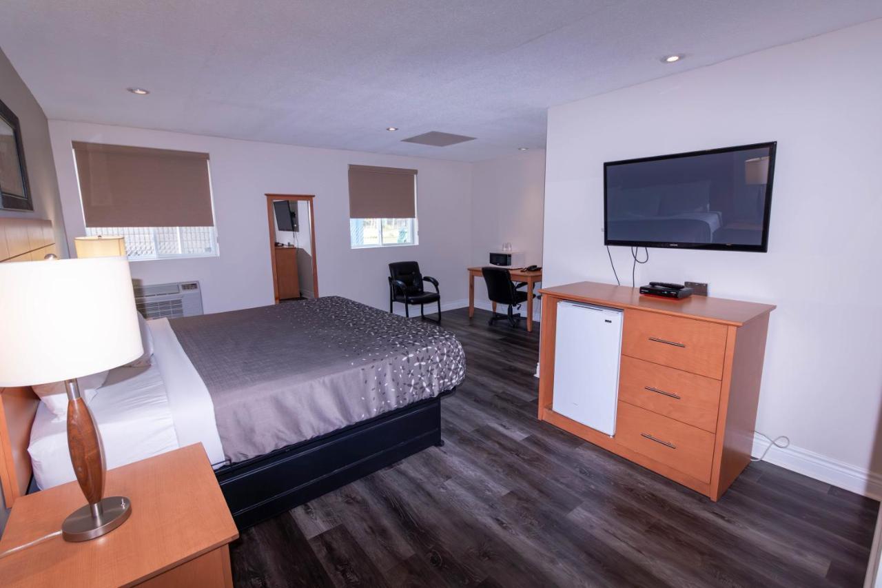 Borden Inn And Suites Angus Екстериор снимка