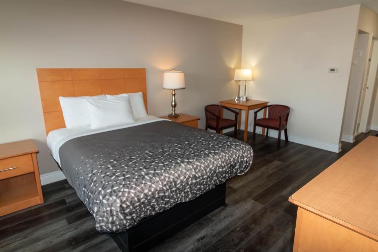 Borden Inn And Suites Angus Екстериор снимка